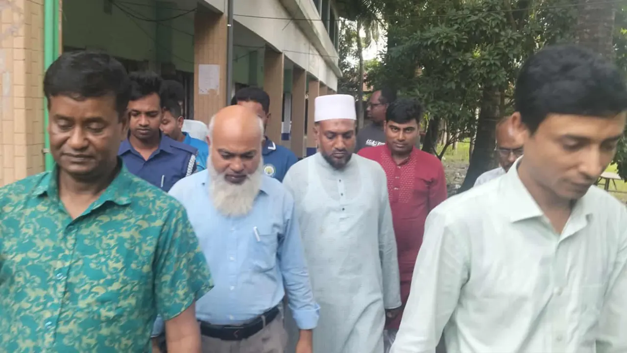 আ.লীগের নেতাদের সঙ্গে গোপন বৈঠকে সরকারি কর্মকর্তা, মুচলেকায় মুক্ত